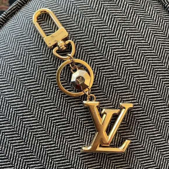 Authentic Louis Vuitton Porte Cles LV Facet Charm Key Ring Gold - Picture 6 of 10